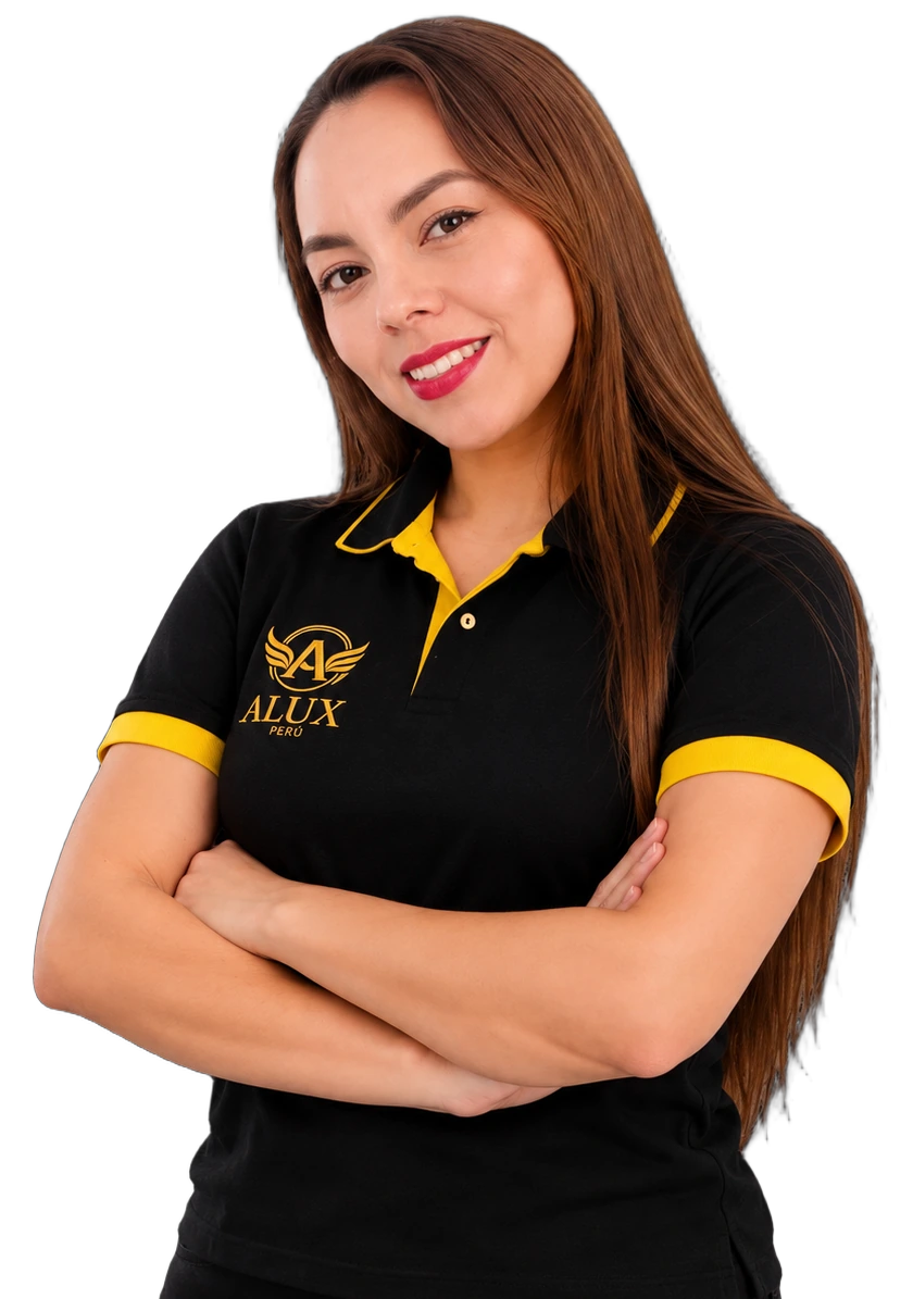 Asesora de ALUX PERÚ sonriendo con los brazos cruzados y polo negro de la marca