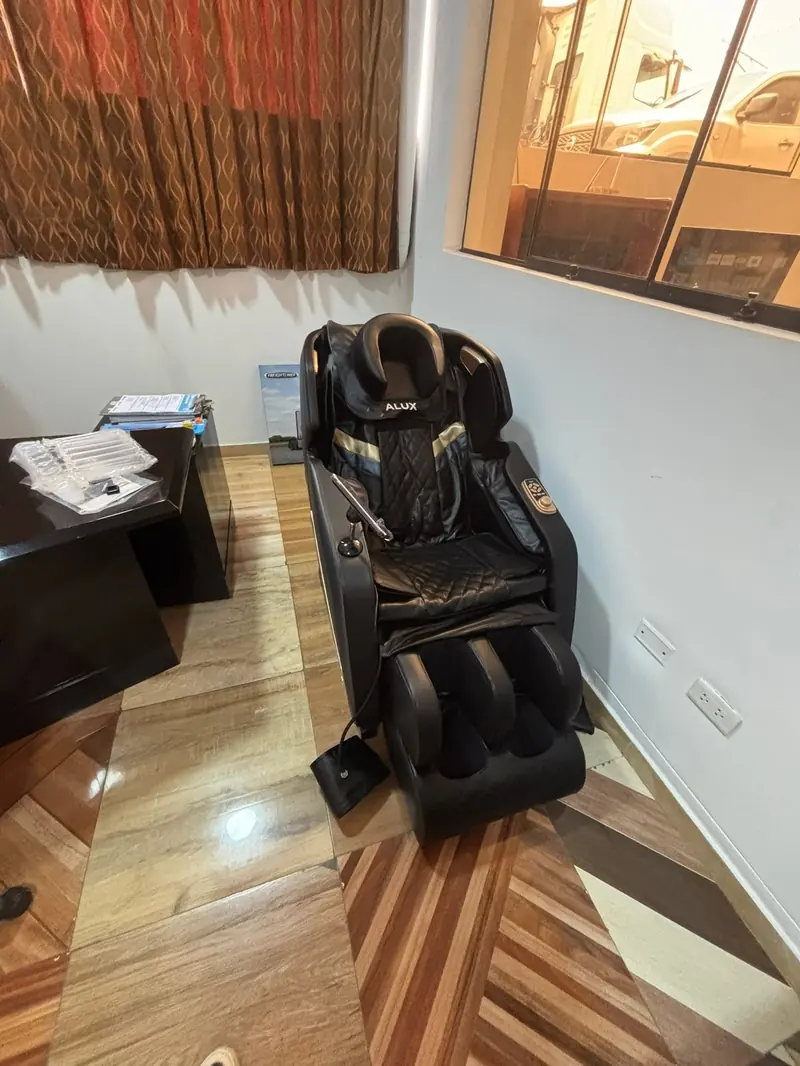 Sillón ALUX instalado en una oficina con piso de madera