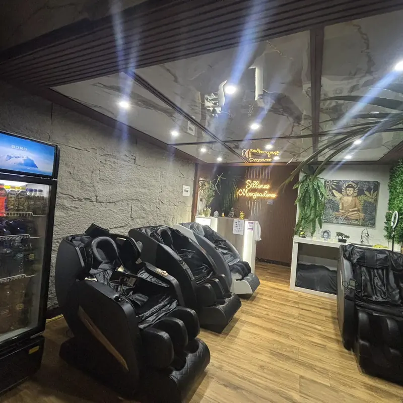 Sillones masajeadores ALUX exhibidos en un local comercial
